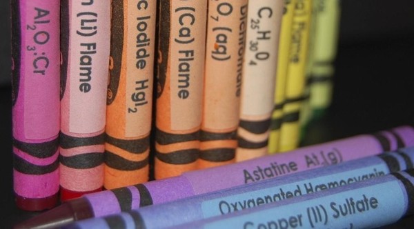 Queinteresante_chemistry_crayons_set_-_64_crayons_with_labels_view1-sixhundred