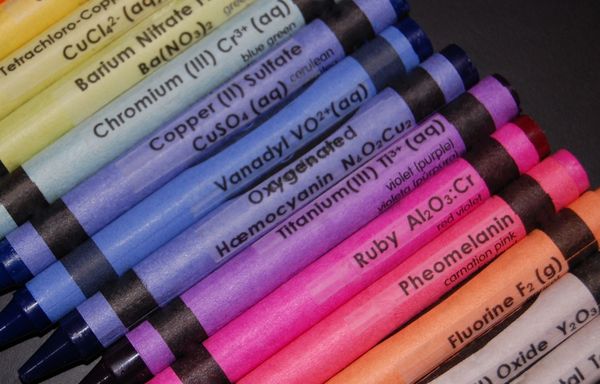 Queinteresante_chemistry_crayons_set_6-sixhundred