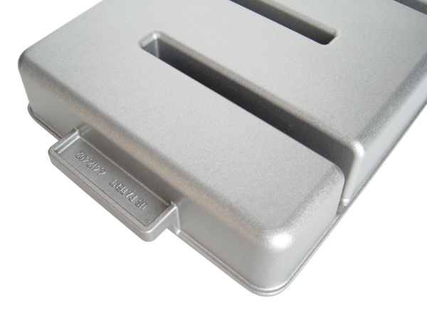 Bakers_edge_brownie_pan_underside-sixhundred