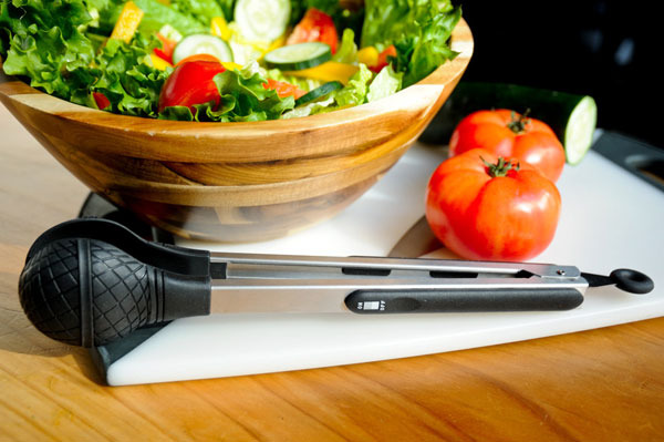 Bowl_of_salad_and_sing_along_tongs-sixhundred