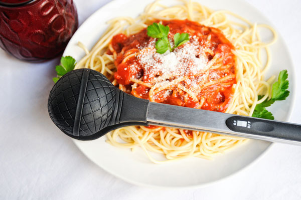 Michrophone-shaped_sing_along_tongs_with_spaghetti-sixhundred