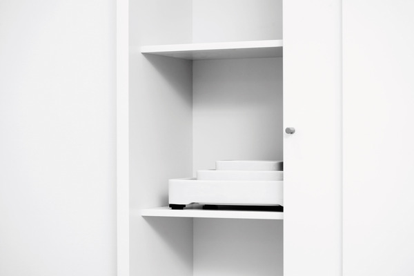 Stackable_oven-to-table_cookware_by_christian_bjorn_in_cabinet-sixhundred