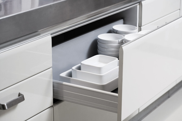Stackable_oven-to-table_cookware_by_christian_bjorn_in_drawer-sixhundred