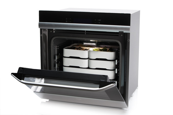 Stackable_oven-to-table_cookware_by_christian_bjorn_stacked_inside_oven-sixhundred