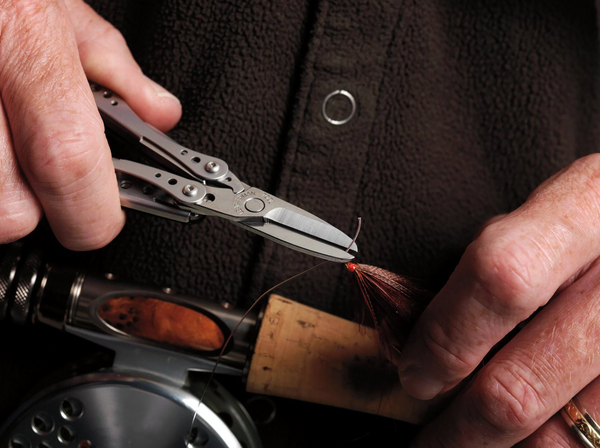 Leatherman_831207_style_cs_clip-on_multi-tool_with_scissors_cutting_a_wire-sixhundred
