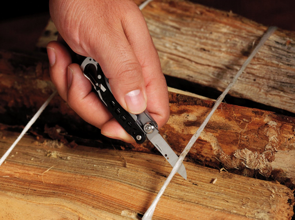 Leatherman_831207_style_cs_clip-on_multi-tool_with_scissors_cutting_twine_of_firewood-sixhundred