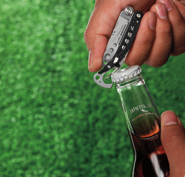 Leatherman_831207_style_cs_clip-on_multi-tool_with_scissors_opening_a_bottle-sixhundred
