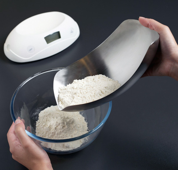 Joseph_joseph_shell_digital_scale_pouring_flour-sixhundred