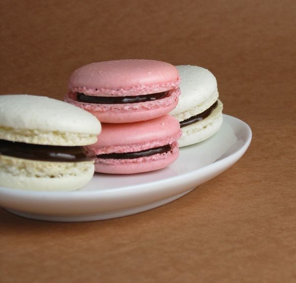 Box_of_9_french_macarons_2-sixhundred
