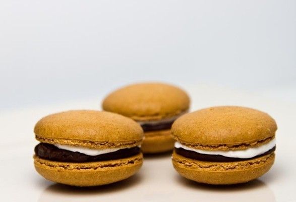Box_of_9_french_macarons_3-sixhundred