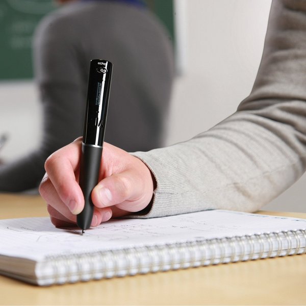 Livescribe_echo_8gb_smartpen_in_action-sixhundred