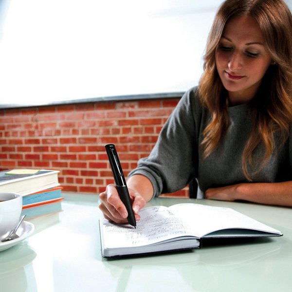 Livescribe_echo_8gb_smartpen_in_action_2-sixhundred