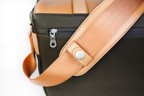Classic_leather_camera_satchel_back_view_close_up-sixhundred