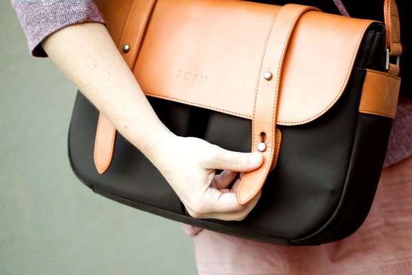 Classic_leather_camera_satchel_fastener-sixhundred