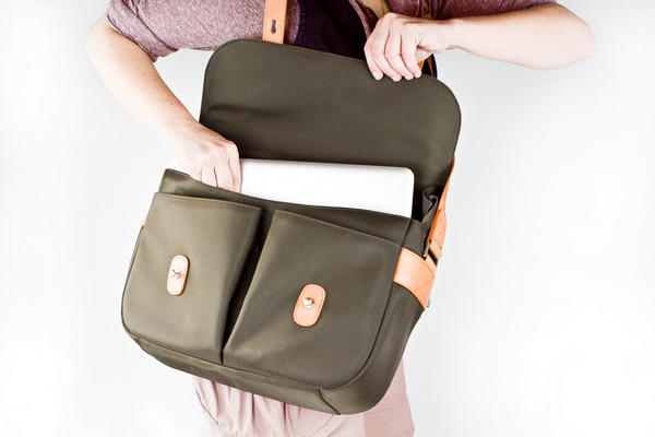 Classic_leather_camera_satchel_removing_a_laptop-sixhundred