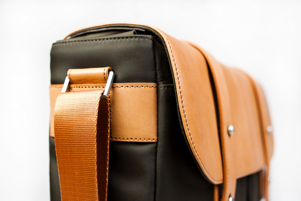 Classic_leather_camera_satchel_side_view-sixhundred