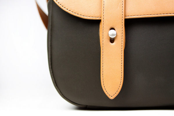 Classic_leather_camera_satchel_straight_on_closed-sixhundred