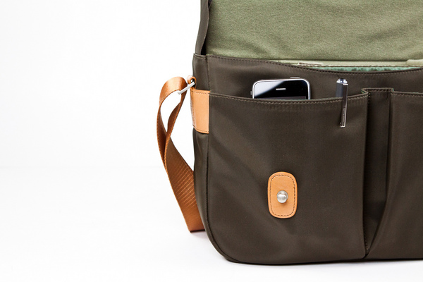 Classic_leather_camera_satchel_straight_on_open-sixhundred