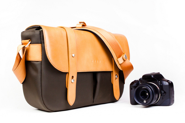 Classic_leather_camera_satchel_with_camera-sixhundred