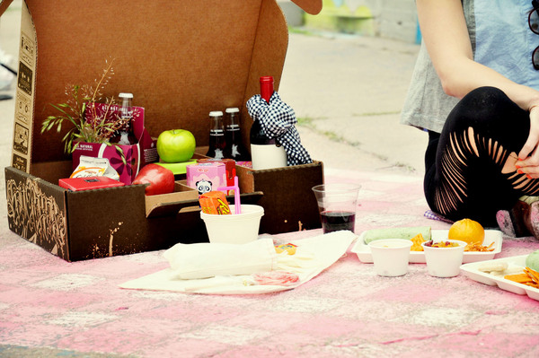 Boxsal_picnic_box_urban_picnic_detail_on_ground_with_food-sixhundred