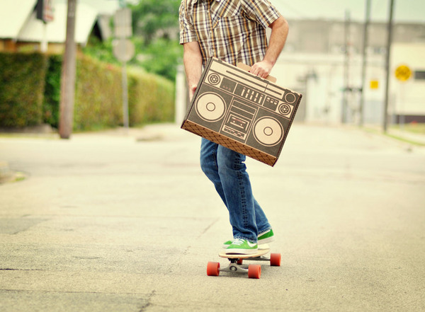 Boxsal_picnic_box_urban_picnic_with_guy_on_skateboard-sixhundred