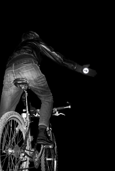 Reflective_biker_gloves_4-sixhundred
