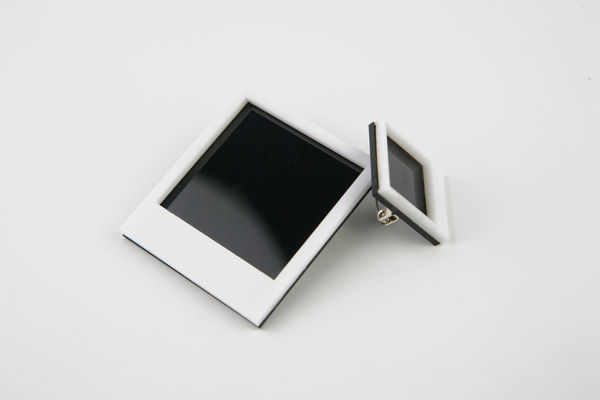 Instant_photo_frame_pins_8-sixhundred