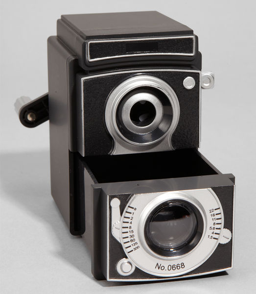 Vintage_camera_pencil_sharpener_2-sixhundred