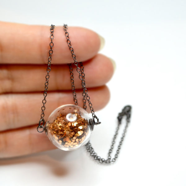 Glass_globe_glitter_necklace_1-sixhundred