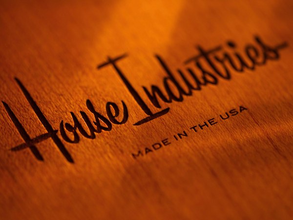 Large_ampersand_cutting_board_by_house_industries_detail-sixhundred
