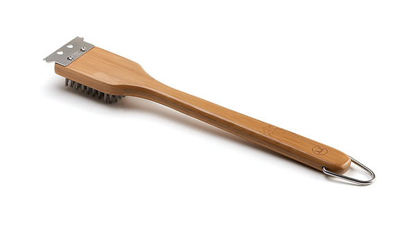 Outset_verde_recycled_stainless_steel_and_bamboo_grill_brush-sixhundred