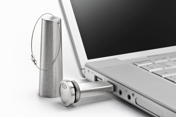 Lacie_xtremkey_all-terrain_usb_flash_drive_with_macbook_pro-sixhundred