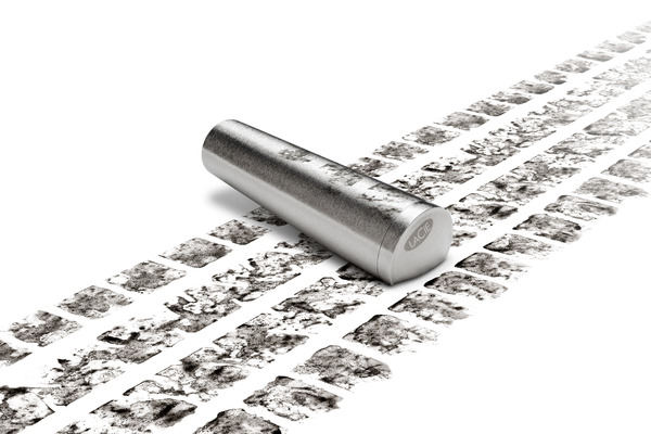 Lacie_xtremkey_all-terrain_usb_flash_drive_with_tire_prints-sixhundred