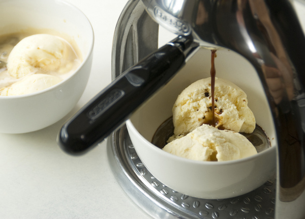 Presso_non-electric_espresso_machine_with_affogato-sixhundred