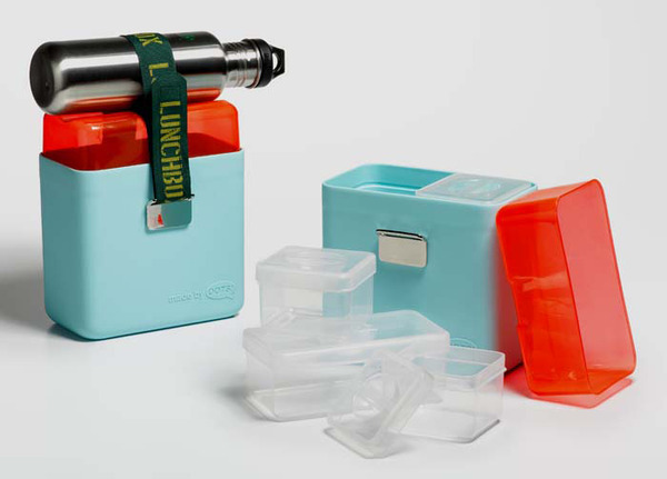 The_lunchbox_shown_open_with_containers-sixhundred