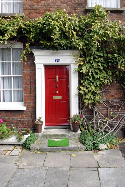Fred_finish_line_doormat_in_front_of_red_door-sixhundred
