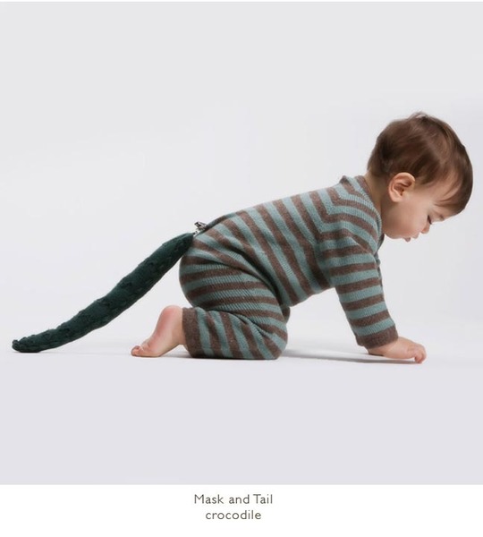 Oeuf_mask_and_tail_set_crocodile_on_little_boy-sixhundred
