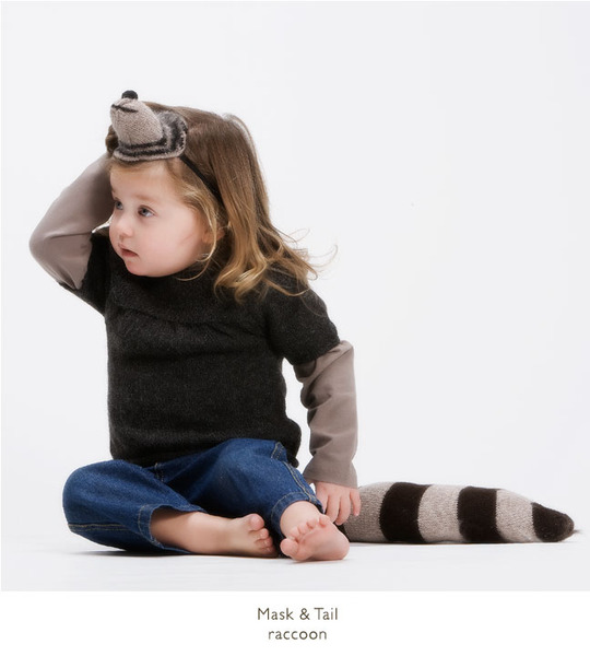Oeuf_mask_and_tail_set_raccoon_on_little_girl-sixhundred