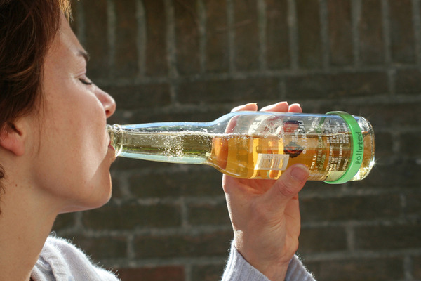 Women_drinking_beer_with_fred_beer_band_drink_marker_on_the_bottle-sixhundred