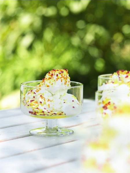 Juicy_dessert_bowls_in_orange_-_set_of_2_with_ice_cream-sixhundred