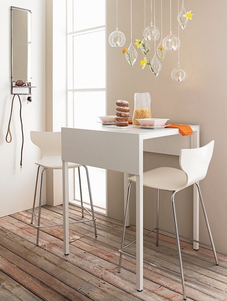 Whirly_hanging_candleholder_gift_set_over_cocktail_table-sixhundred