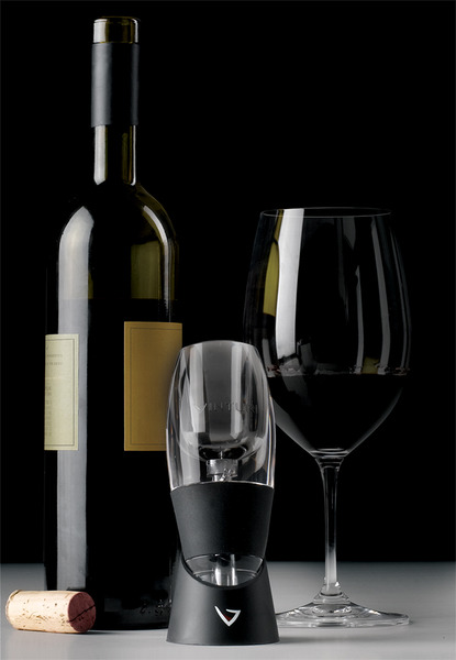 Vinturi_red_wine_aerator_with_bottle_and_wine_glass-sixhundred
