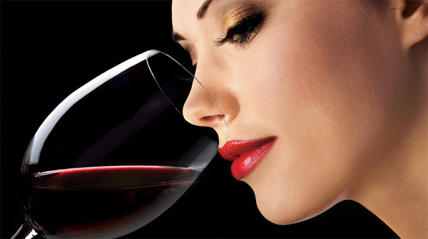 Vinturi_red_wine_aerator_with_woman_modeling_bouquet-sixhundred