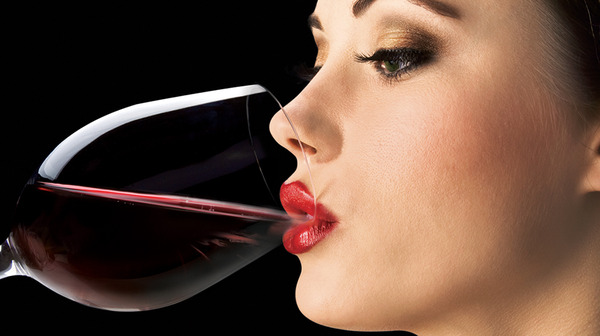 Vinturi_red_wine_aerator_with_woman_modeling_flavor-sixhundred