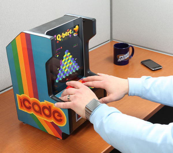 Thinkgeek_icade_-_ipad_arcade_cabinet_on_a_desk-sixhundred
